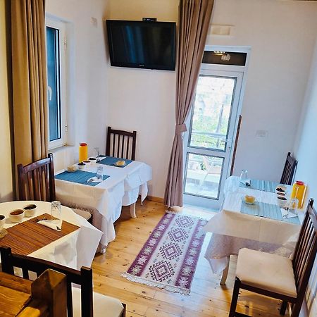 Guesthouse Riverside ベラト エクステリア 写真