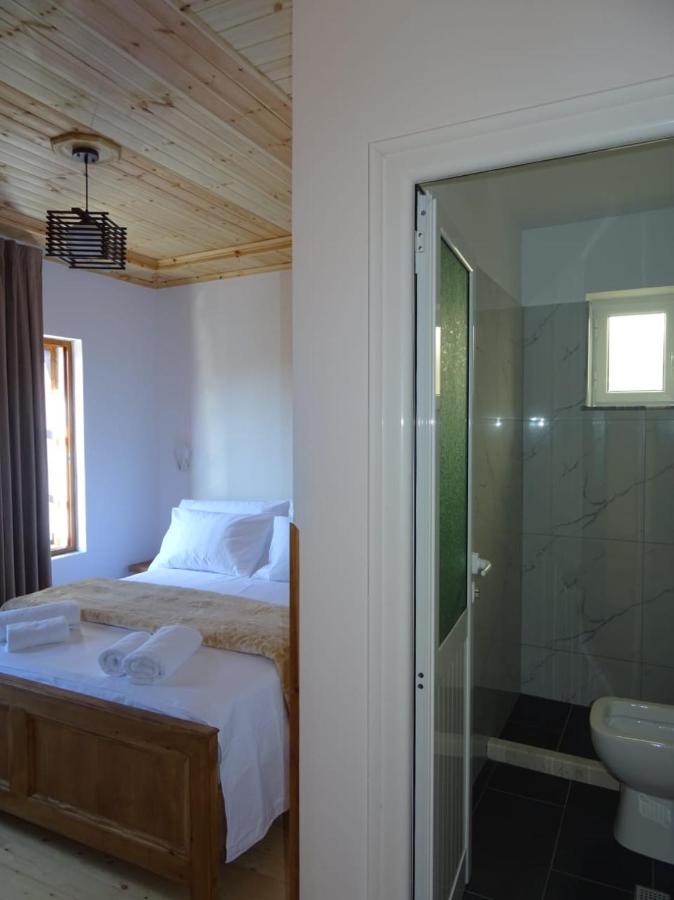 Guesthouse Riverside ベラト エクステリア 写真