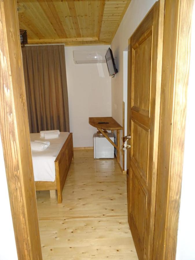 Guesthouse Riverside ベラト エクステリア 写真