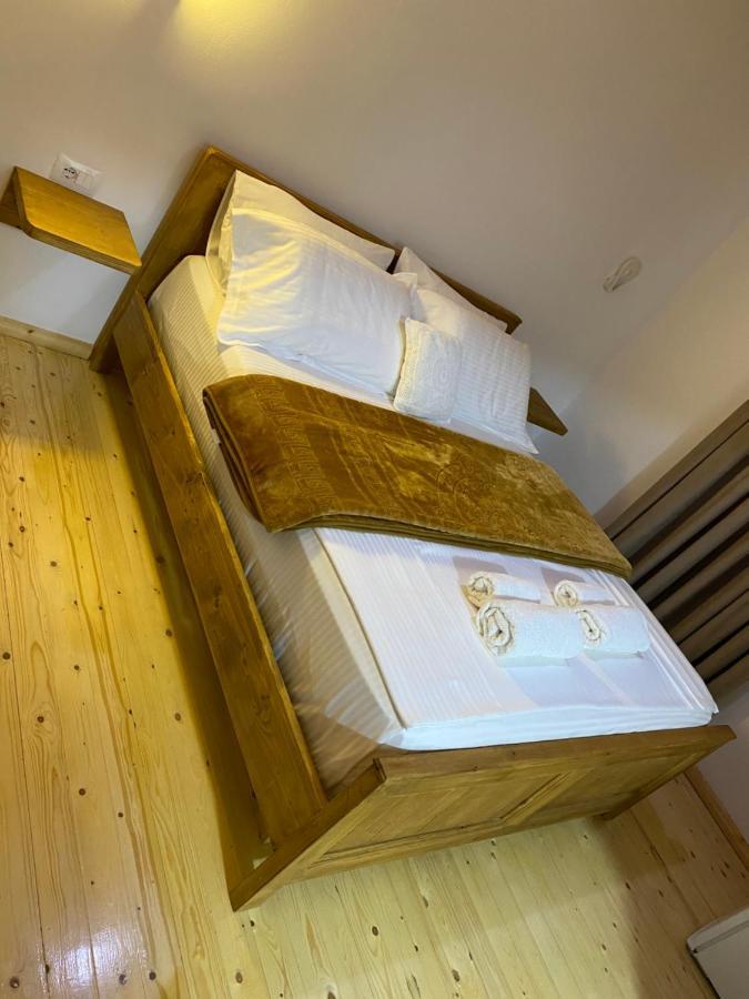 Guesthouse Riverside ベラト エクステリア 写真