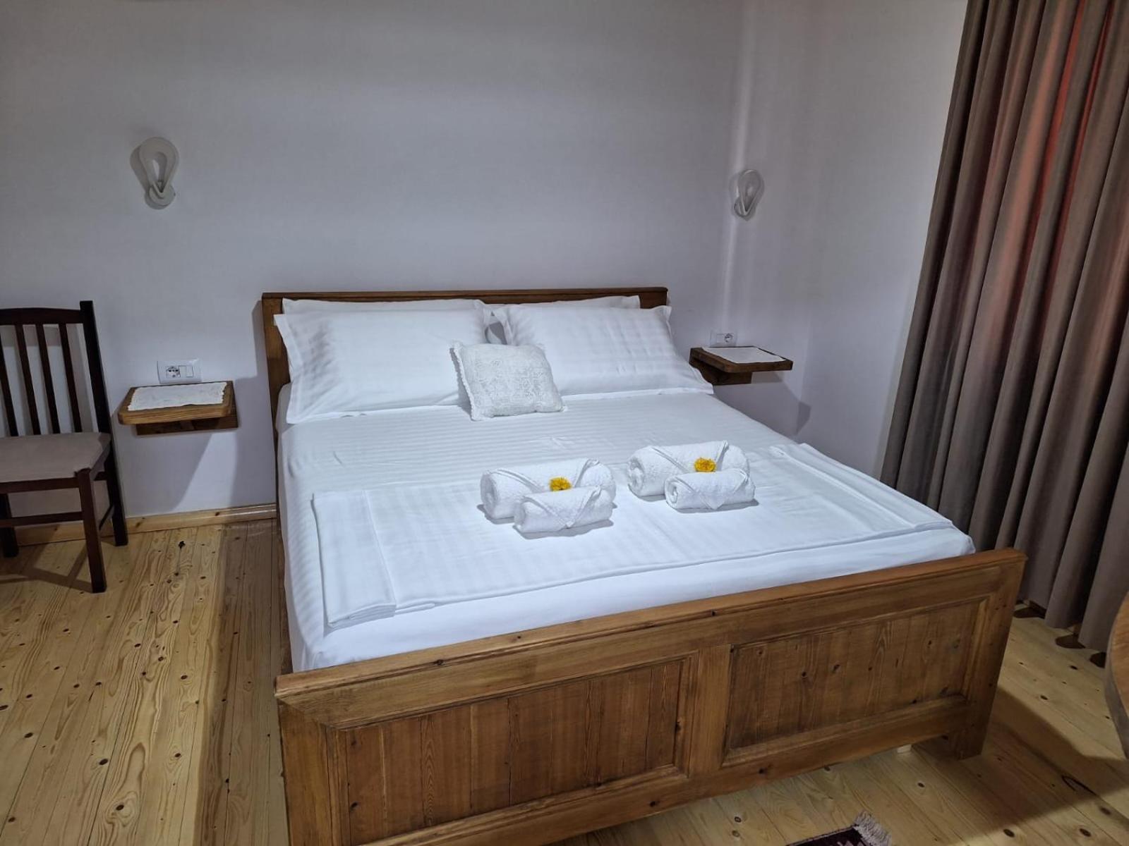 Guesthouse Riverside ベラト エクステリア 写真